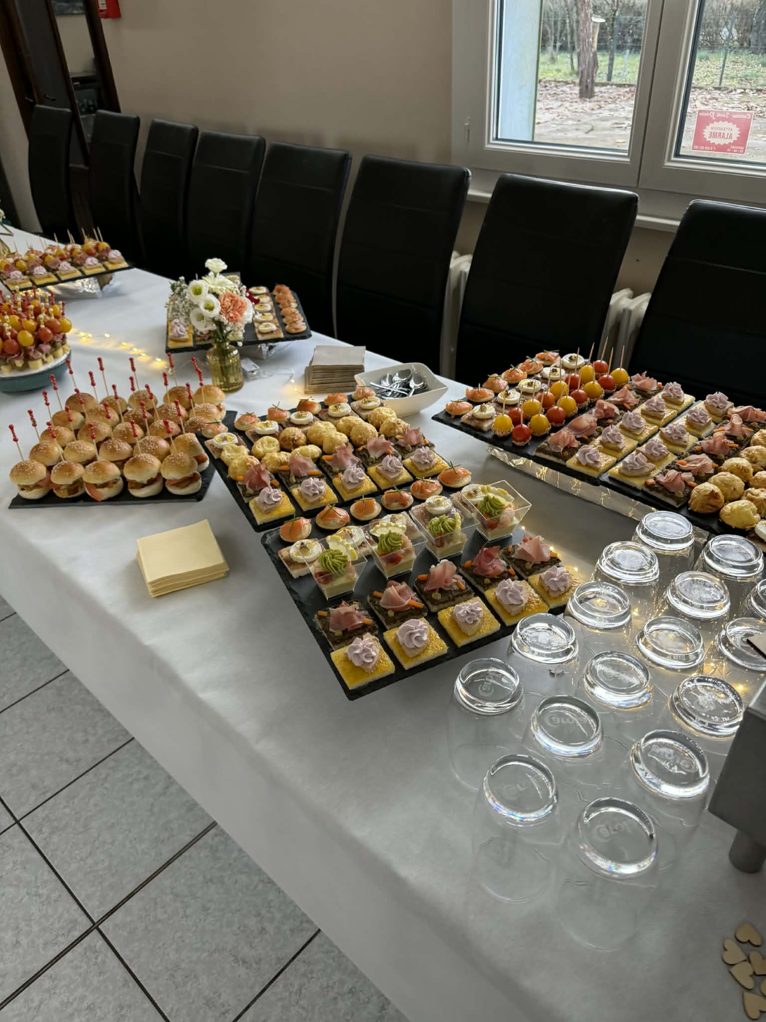 le-qg-de-la-gourmandise - différents plateaux traiteur avec des mignardises