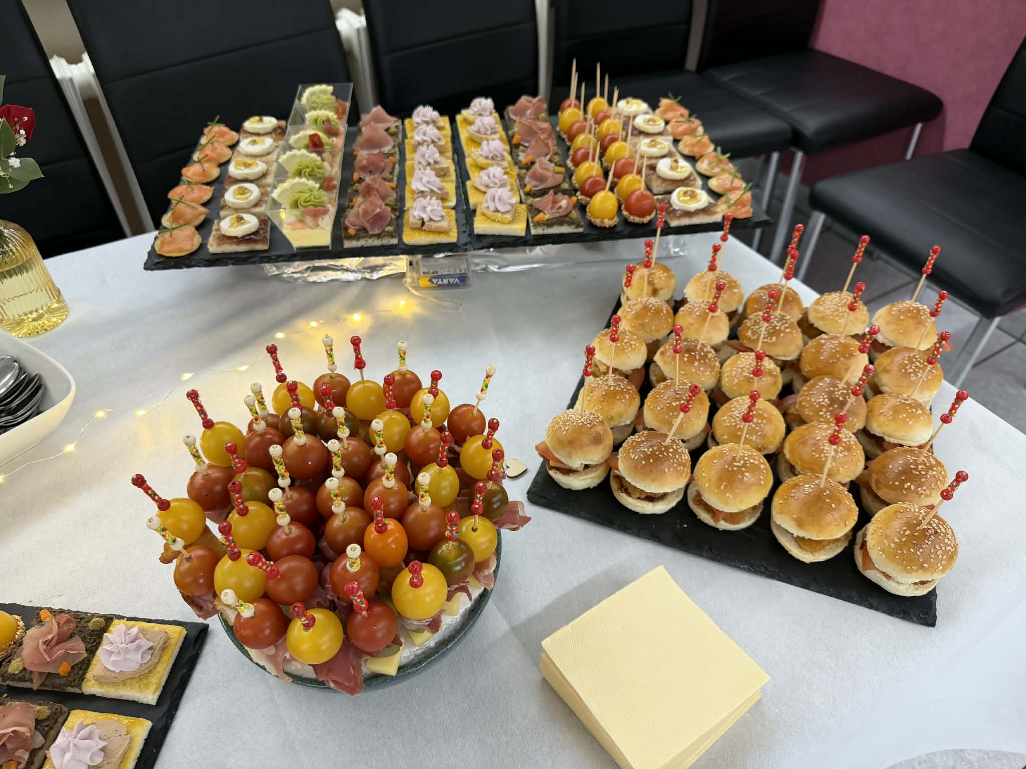 le-qg-de-la-gourmandise - différents plateaux traiteur avec des mignardises